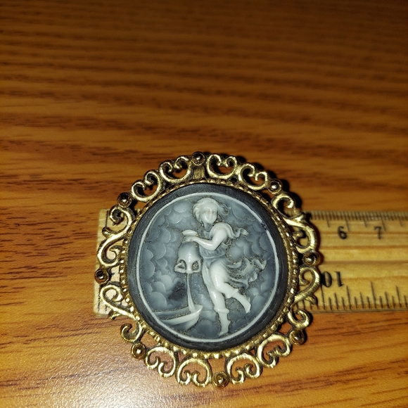 Cameo Brooch or Pendant, Boy w/ Waterpitcher, Goldtone, Unbranded. - Picture 8 of 13
